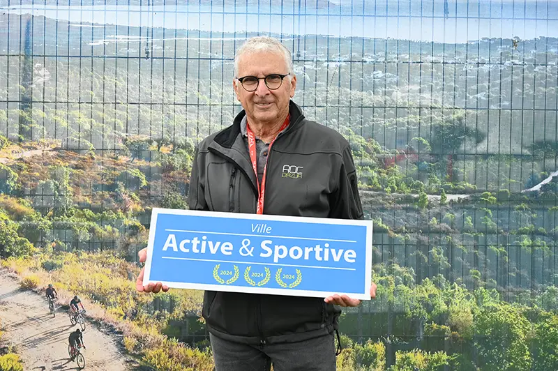 Patrick Perona, adjoint au Sport de la Ville portant la panneau Label « Ville Active et Sportive » : Fréjus obtient 3 lauriers