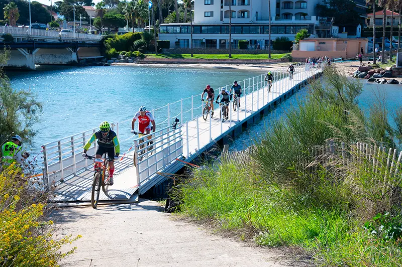 Les vététistes sur les ponts flottants