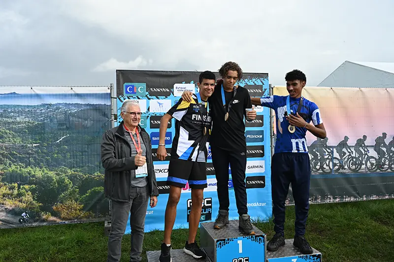 Patrick Perona, adjoint au Sport, remet les premières médailles de la course de 8km « Génération Roc Sport pour tous ».