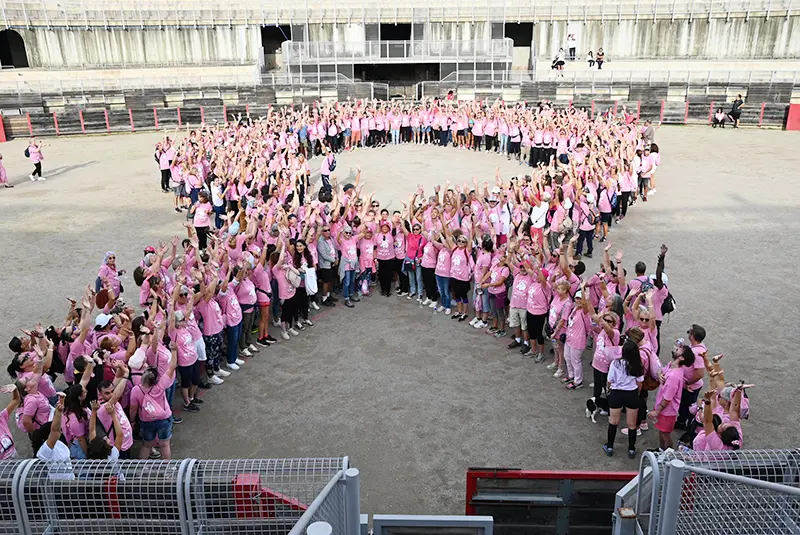 La foule forme un ruban rose dans les Arènes de Fréjus