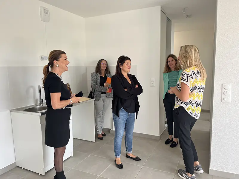 Photo de la visite d'un appartement avec Brigitte Lancine