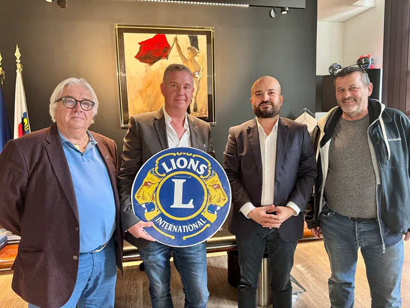 Photo des nouveaux responsables du club "Lion's Fréjus / Roquebrune-en-Provence", dont le Président, Laurent Petit (au centre), Jean Grolleau, responsable des œuvres (à gauche) et Jean-Pierre Le Meur, secrétaire.