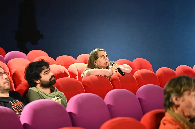 Une femme intervient dans la salle