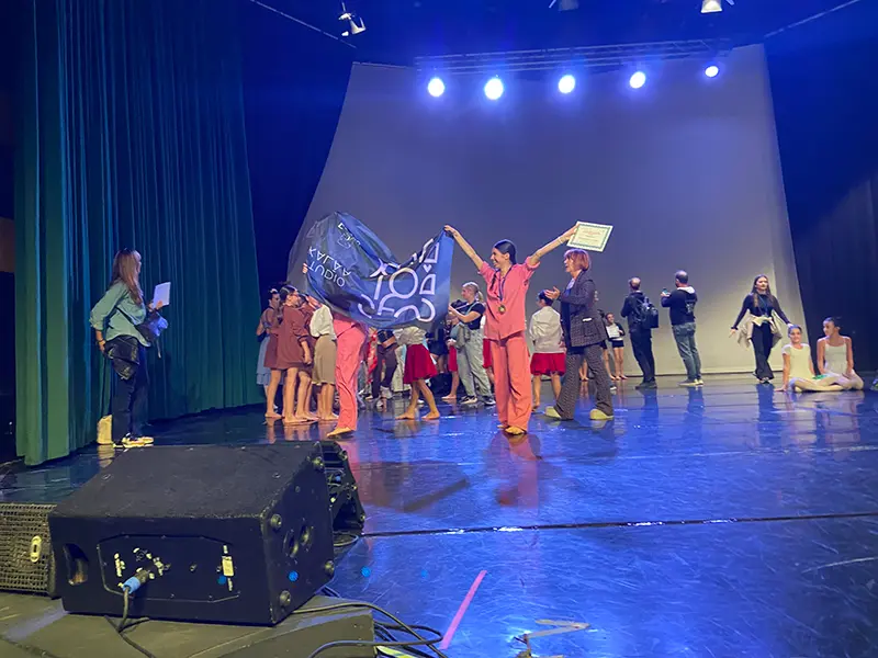 Lena et Lou-Ann sur scène lors du Concours Européen AED de danse contemporaine qui s'est tenu à Rome