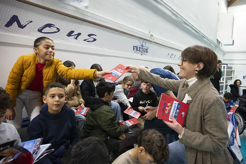 Sandrine Crépet, adjointe déléguée à l’Enfance et l’Éducation, remet les passeports du civisme aux enfants