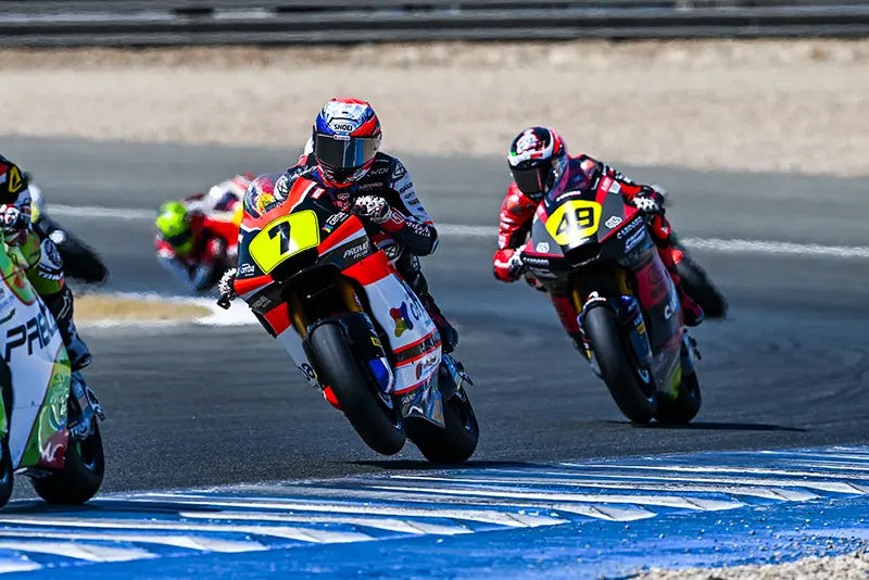 Course de moto sur circuit