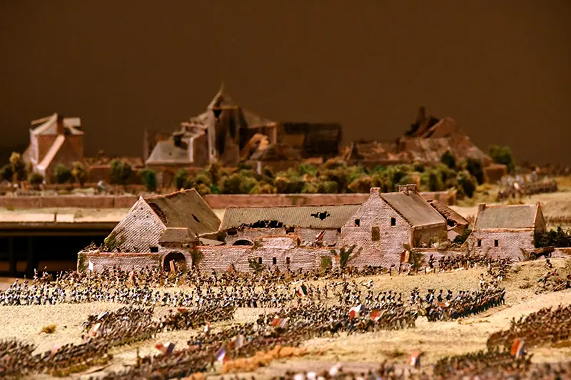 Jean-Pierre Leclerc, artiste et réalisateur du diorama, ajuste minutieusement les figurines.