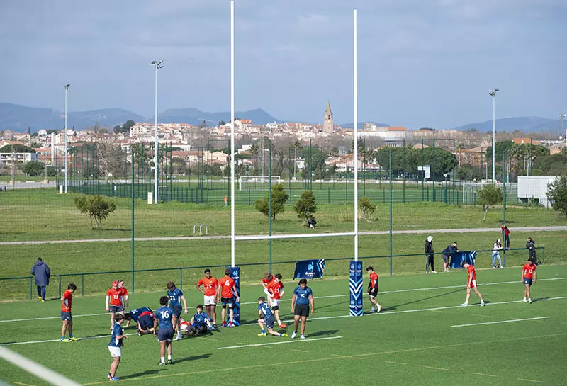 Joueurs de rugby en plein match