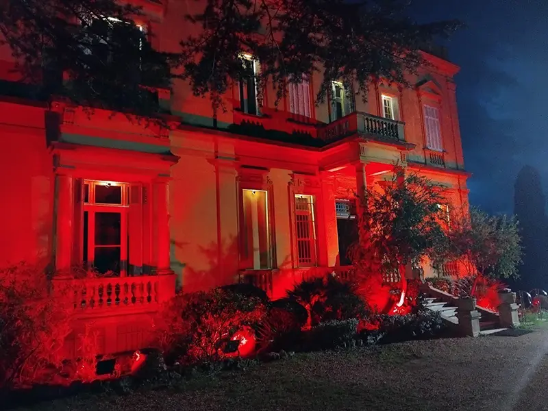 Villa aurélienne illuminée en rouge