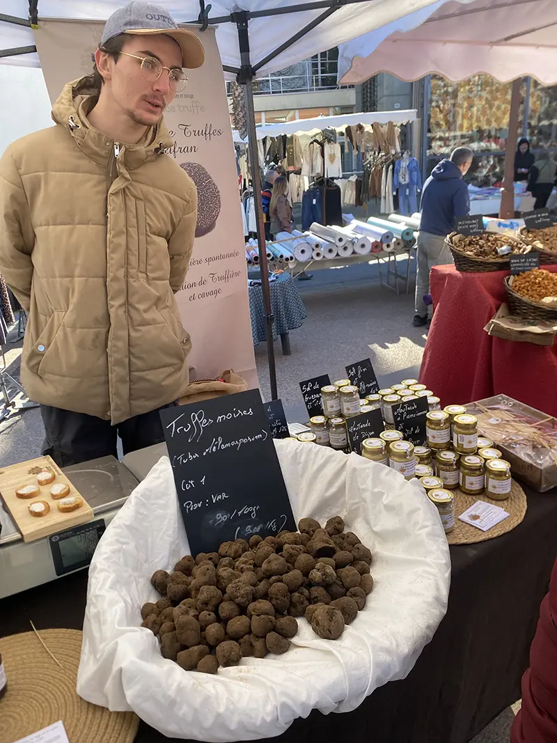 Artisan présentant son étal de truffes noires