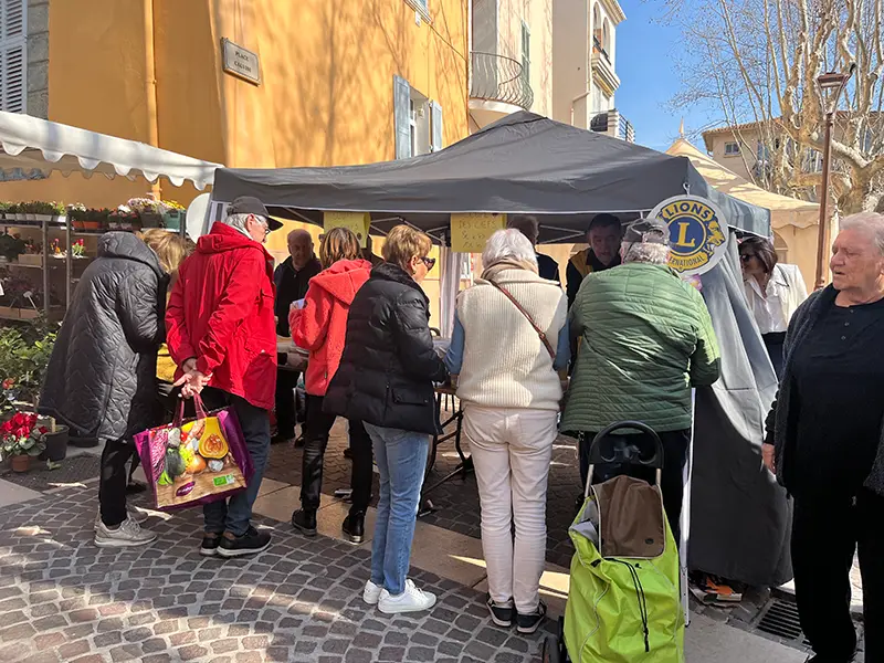 Des passants devant le stand de la Soupe des Chefs